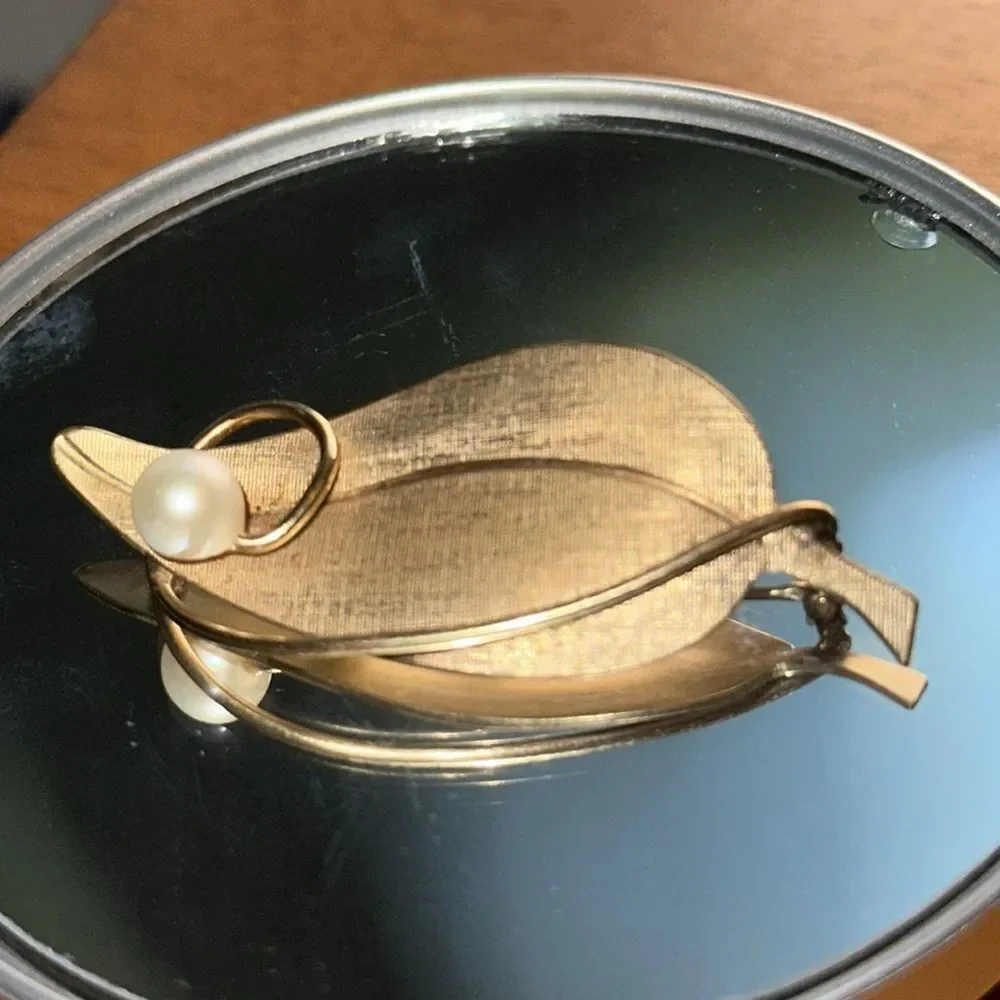 Vintage Gold Tone Leaf Brooch with Pearl‎ Accent